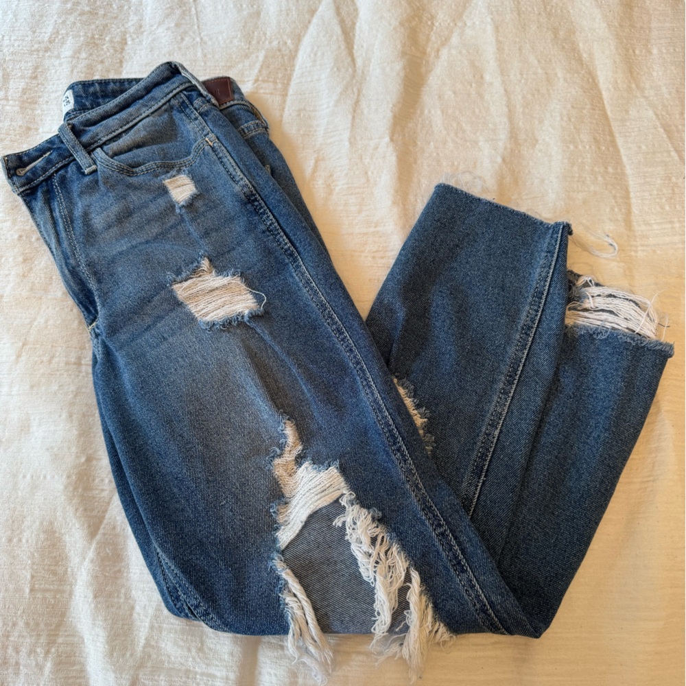 HOLISTER STRAIGHT LEG PETITE RIPPED JEANS